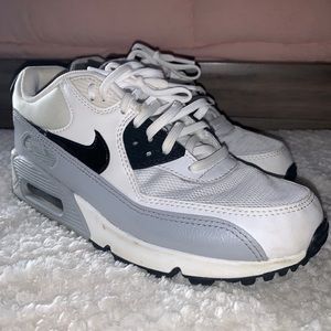 Women’s Nike tennis shoes